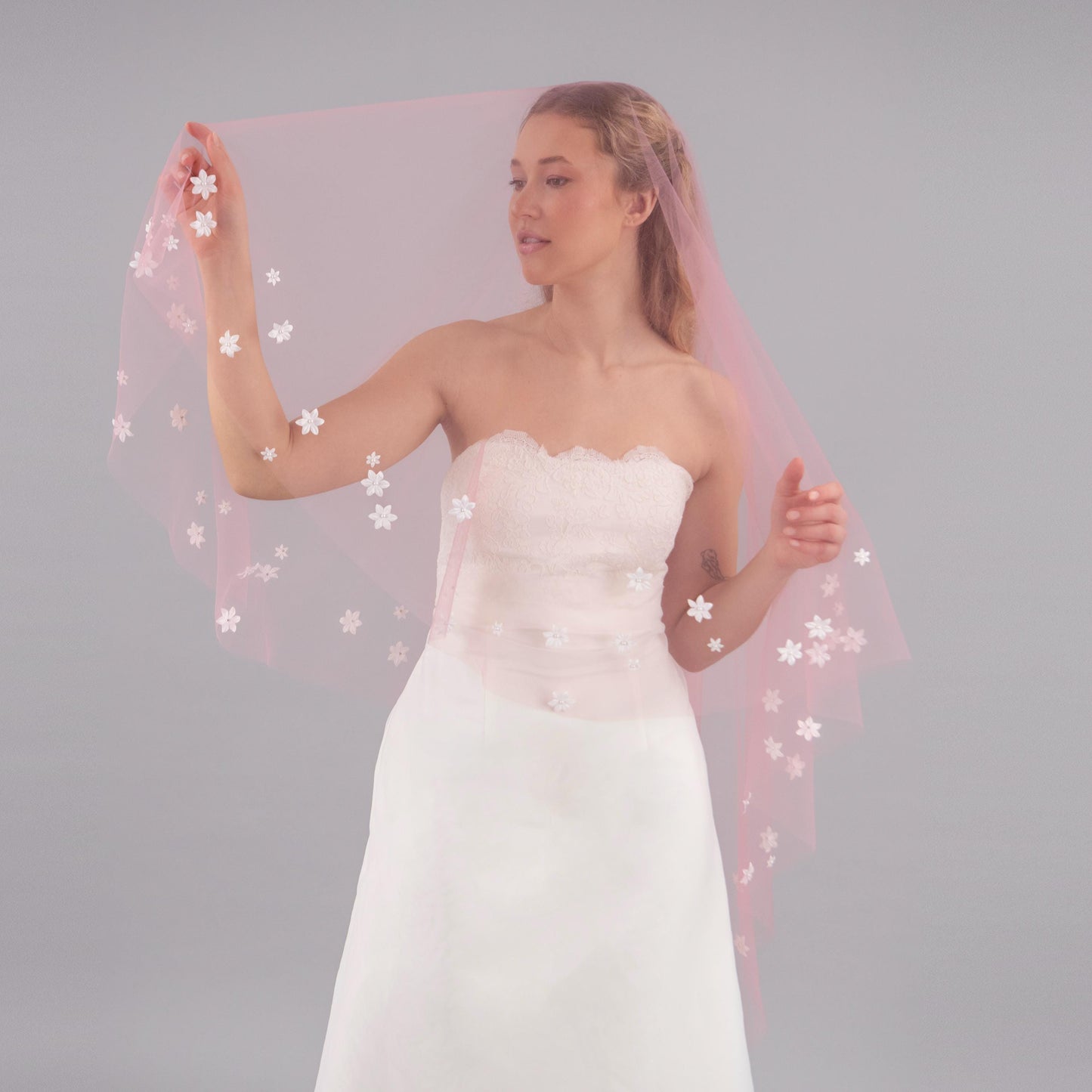 Dusty Pink 3D Flower Edge Blusher Veil